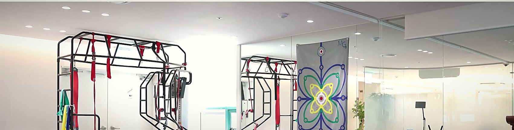 スリングトレーニング器具のある運動リハビリ室