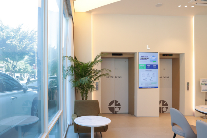 Elevator lobby with seating