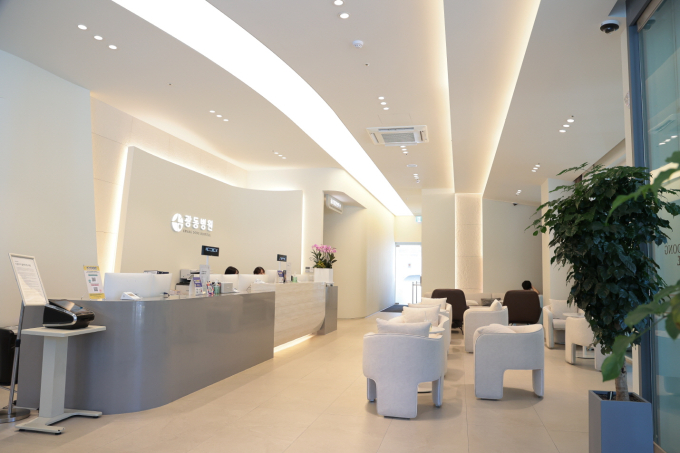 First-floor reception and waiting lounge at Kwangdong Hospital