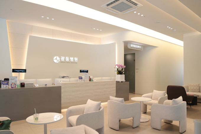 First-floor reception and waiting lounge at Kwangdong Hospital
